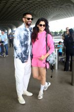 Angad Bedi and Saiyami Kher spotted at the Airport on 11th August 2023 (13)_64d744c17d7c6.JPG