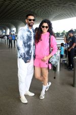 Angad Bedi and Saiyami Kher spotted at the Airport on 11th August 2023 (15)_64d744c8bc3a3.JPG