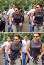 Kartik Aryan snapped at I Think Fitness in Juhu on 15th August 2023 (3)_64db7131c32e5.jpg