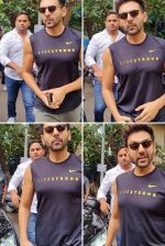 Kartik Aryan snapped at I Think Fitness in Juhu on 15th August 2023 (4)_64db7134075f8.jpg
