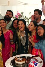 Kamya Punjabi Celebrates Her Birthday On The Sets Of Neerja Ek Nayi Pehchaan In Filmcity on 16th August 2023 (9)_64dccab27c034.jpg