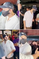 Kartik Aaryan spotted after a movie outside Gaiety Galaxy in Bandra on 16th August 2023 (7)_64dc536e00756.jpg