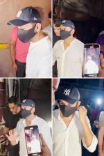 Kartik Aaryan spotted after a movie outside Gaiety Galaxy in Bandra on 16th August 2023 (8)_64dc536e865ba.jpg