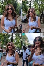 Shilpa Shetty Snapped Post Salon Session At Kromakay Juhu on 16th August 2023 (5)_64dcc7b10654a.jpg