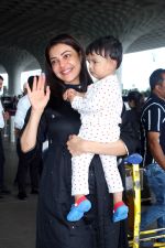 Kajal Aggarwal with her son Neil Kitchlu Spotted at the Airport Departure on 17th August 2023 (19)_64ddd2aa67822.JPG