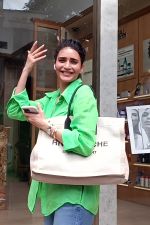 Karishma Tanna Spotted Outside Geetanjali Salon In Bandra on 18th August 2023 (10)_64df527f020d1.jpg