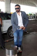 Sunny Deol Spotted At Airport Departure on 18th August 2023 (2)_64df3109b4fc1.JPG