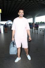 Karan Kundrra Spotted At Airport Departure on 19th August 2023 (6)_64e072a5100c9.JPG