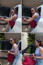 Rakul Preet Singh Spotted Outside Her Residence In Bandra on 19th August 2023 (1)_64e0c3f2d80a6.jpg