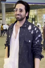 Ayushmann Khurrana Spotted at Airport Arrival on 20th August 2023 (5)_64e224281b1e9.jpg