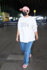 Huma Qureshi spotted at airport departure on 20th August 2023 (5)_64e1c3070f3ee.JPG