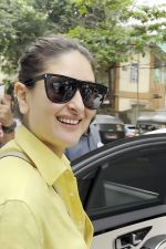 Kareena Kapoor spotted at La Loca Maria Restaurant in Bandra on 20th August 2023 (10)_64e236583bbd8.jpg