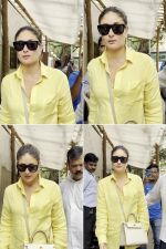 Kareena Kapoor spotted at La Loca Maria Restaurant in Bandra on 20th August 2023 (6)_64e2365352f3a.jpg