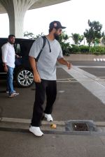 Vicky Kaushal spotted at airport departure on 20th August 2023 (11)_64e1c64f2a5c5.JPG