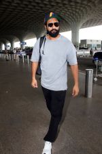 Vicky Kaushal spotted at airport departure on 20th August 2023 (15)_64e1c655ea915.JPG