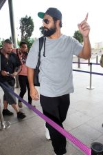 Vicky Kaushal spotted at airport departure on 20th August 2023 (28)_64e1c66d1a38a.JPG