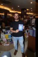 Aamir Khan at the Book Launch of ONE The Story of the Ultimate Myth by Mansoor Khan on 21st August 2023 (17)_64e38f9dc4d17.jpeg