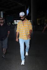 Vicky Kaushal Spotted At Airport on 25th August 2023 (10)_64e8b3fe37eb4.JPG