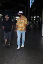 Vicky Kaushal Spotted At Airport on 25th August 2023 (2)_64e8b3e43f6db.JPG