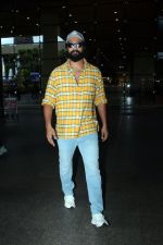 Vicky Kaushal Spotted At Airport on 25th August 2023 (20)_64e8b41b7a6af.JPG