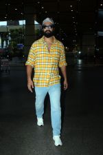 Vicky Kaushal Spotted At Airport on 25th August 2023 (21)_64e8b41e5cde5.JPG