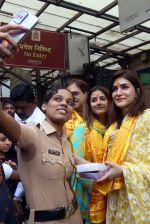 Kriti Sanon, Nupur Sanon at the Siddhivinayak Temple on 26th August 2023 (17)_64e98c1421e6d.jpeg