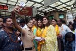 Kriti Sanon, Nupur Sanon at the Siddhivinayak Temple on 26th August 2023 (18)_64e98ba02fafc.jpeg