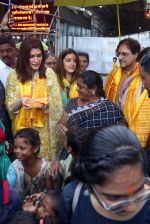 Kriti Sanon, Nupur Sanon, Rahul Sanon at the Siddhivinayak Temple on 26th August 2023 (1)_64e98c1660969.jpeg