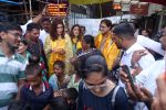 Kriti Sanon, Nupur Sanon, Rahul Sanon at the Siddhivinayak Temple on 26th August 2023 (33)_64e98ba2e73f5.jpeg