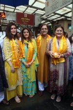 Kriti Sanon, Nupur Sanon, Rahul Sanon, Geeta Sanon at the Siddhivinayak Temple on 26th August 2023 (22)_64e98c5e90088.jpeg