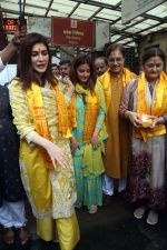 Kriti Sanon, Nupur Sanon, Rahul Sanon, Geeta Sanon at the Siddhivinayak Temple on 26th August 2023 (28)_64e98c77576e4.jpeg