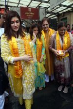 Kriti Sanon, Nupur Sanon, Rahul Sanon, Geeta Sanon at the Siddhivinayak Temple on 26th August 2023 (29)_64e98c7aace8b.jpeg