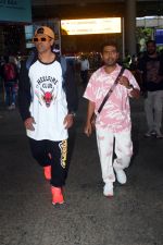 Siddarth Jadhav and Prathamesh Parab Spotted At Airport Arrival on 26th August 2023 (20)_64e9ef7393099.JPG
