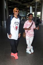 Siddarth Jadhav and Prathamesh Parab Spotted At Airport Arrival on 26th August 2023 (8)_64e9eee7000b6.JPG