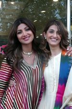 Shilpa Shetty Spotted At Jhama Sweet Shop in Chembur on 27th August 2023 (17)_64eb35597a977.jpg