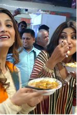 Shilpa Shetty Spotted At Jhama Sweet Shop in Chembur on 27th August 2023 (19)_64eb356301c23.jpg