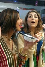 Shilpa Shetty Spotted At Jhama Sweet Shop in Chembur on 27th August 2023 (21)_64eb3560a0c7e.jpg