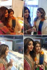 Shilpa Shetty Spotted At Jhama Sweet Shop in Chembur on 27th August 2023 (6)_64eb354797f61.jpg
