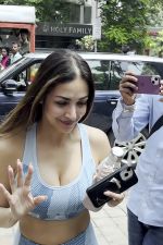 Malaika Arora Spotted at Yoga Class in Bandra on 31st August 2023 (9)_64f042fee6c0f.jpg