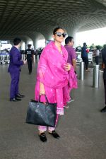 Mrunal Thakur Spotted At Airport Departure on 31st August 2023 (7)_64f03e59119ea.JPG