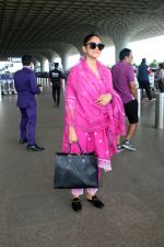 Mrunal Thakur Spotted At Airport Departure on 31st August 2023 (9)_64f03e6400c3c.JPG