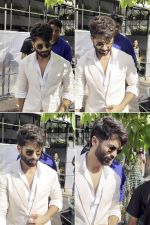 Shahid Kapoor Spotted At Cafe In Bandra on 31st August 2023 (3)_64f07ab724360.jpg