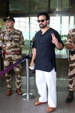 Saif Ali Khan Spotted At Airport on 1st September 2023 (24)_64f18d70cef89.JPG
