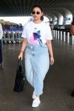 Parineeti Chopra Spotted At Airport Departure on 8th Sept 2023 (15)_64faf9a37dce2.jpg
