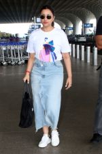 Parineeti Chopra Spotted At Airport Departure on 8th Sept 2023 (18)_64faf9a97f827.jpg