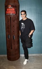 Akshay Kumar posing for Mission Raniganj film promo at Pooja Entertainment Office on 14th Sept 2023 (12)_65043c9741594.jpeg