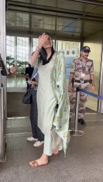 Athiya Shetty Spotted At Airport on 15th Sept 2023 (11)_6504683ea8773.JPG
