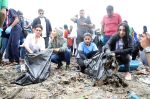 Karishma Tanna, Saher Bhamla at Beach Clean Up Day For The Mega Mithi River Clean-A-Thon on 16th Sept 2023 (6)_65058a283be8e.JPG