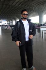 Elvish Yadav spotted at airport departure on 17th Sept 2023 (10)_6507065e088ad.JPG