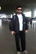 Elvish Yadav spotted at airport departure on 17th Sept 2023 (5)_6507064e171f3.JPG